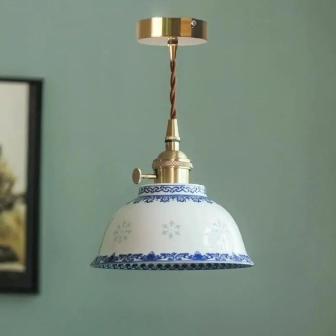 Photos montrent une suspension luminaire nara en céramique blanche avec motifs bleus et câblage cuivre torsadé