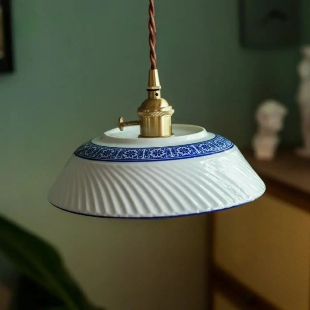 Photos montrent suspension luminaire nara en céramique blanche avec bordure florale bleue et cordon cuivre torsadé