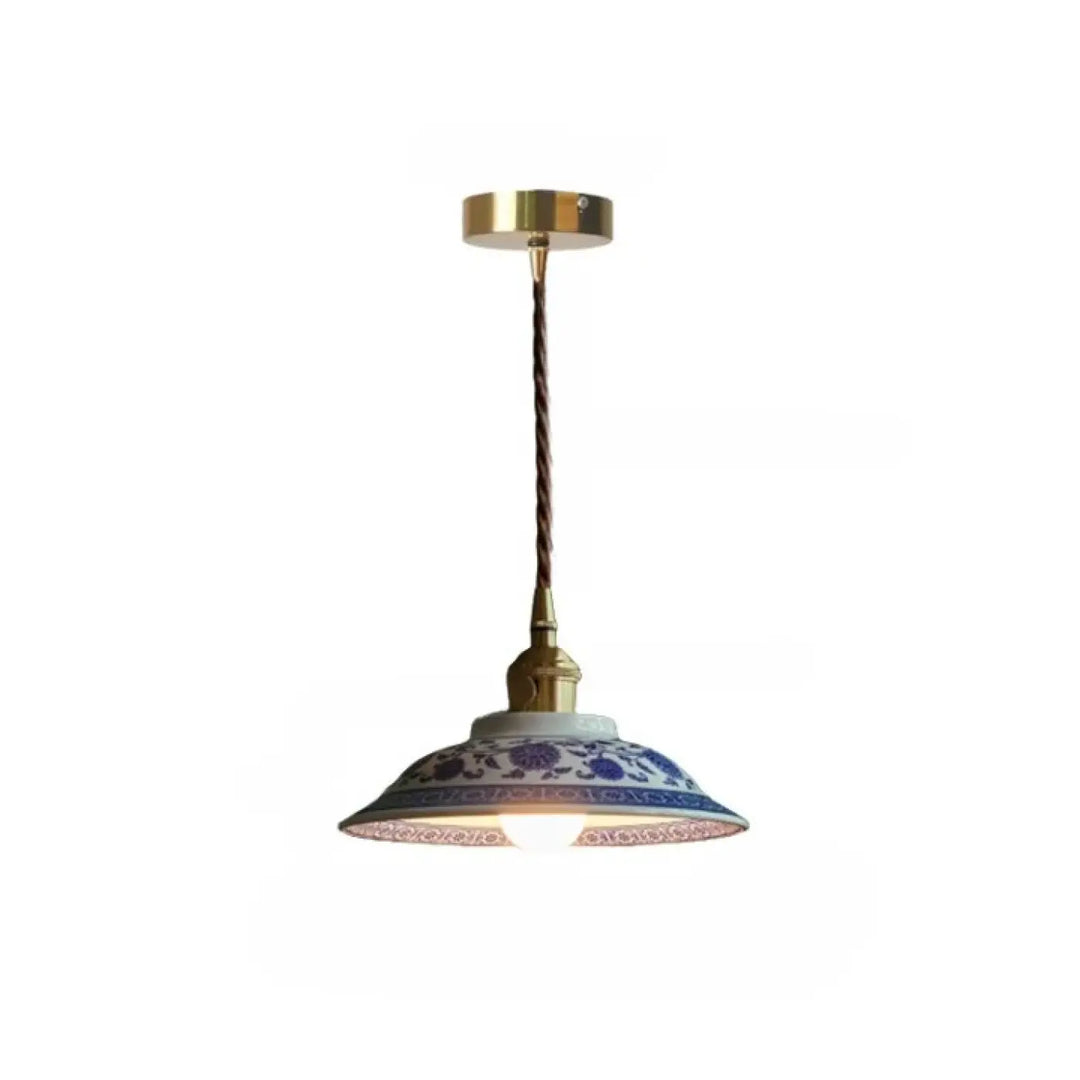 Photos montrent une suspension luminaire nara avec un abat-jour en porcelaine bleue et blanche à motifs floraux