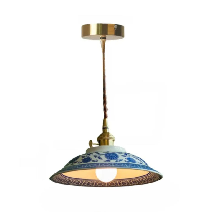 Photos montrent une suspension luminaire nara en porcelaine bleu et blanc avec support plafond finition laiton et cordon torsadé