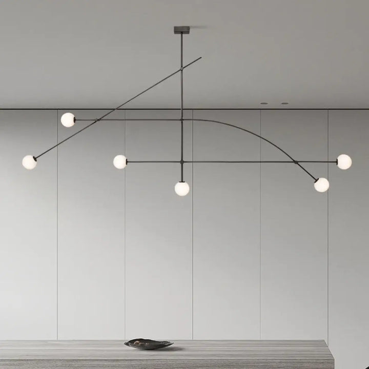 Suspension luminaire style moderne moack en métal noir avec cinq globes en verre blanc pour éclairage contemporain
