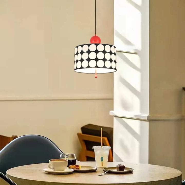 Suspension Luminaire au style rétro avec son abat-jour cylindrique

