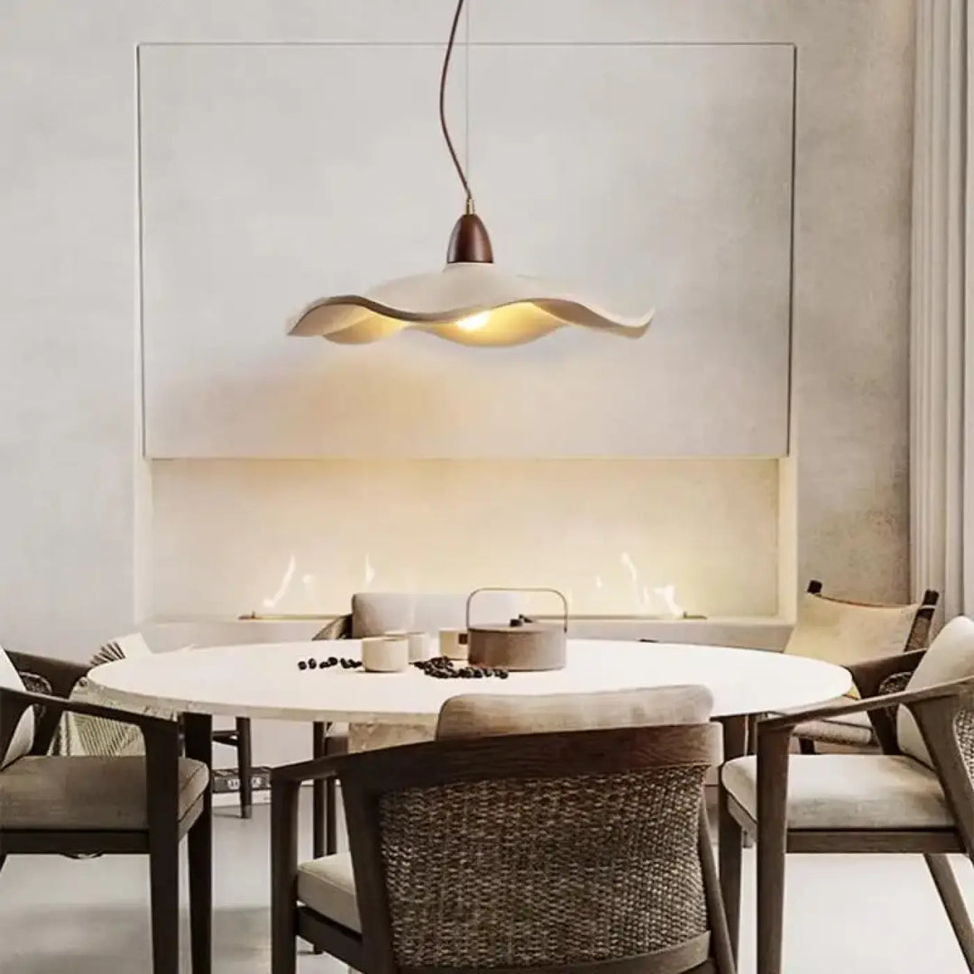Suspension luminaire style scandinave beige avec détail bois chic