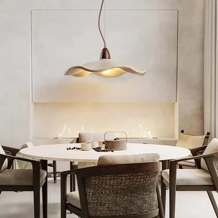 Suspension luminaire style scandinave beige avec détail bois chic