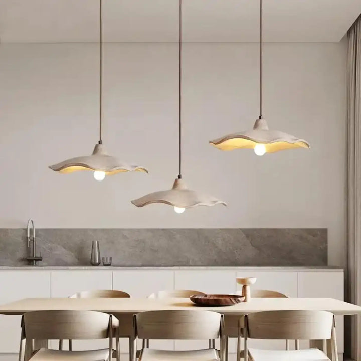 Suspension luminaire style scandinave beige avec détail bois chic