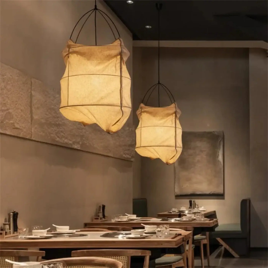 Suspension luminaire lima style scandinave avec lanternes en papier chaud et structure filaire noire suspendues au plafond