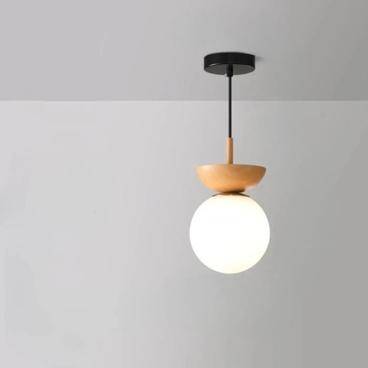 Suspension luminaire sinoa style scandinave avec verre opale globe, support noir mat et accent bois chaleureux