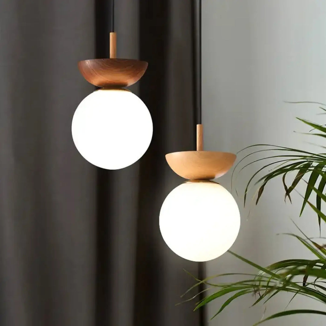 Suspension luminaire sinoa avec deux suspensions en verre opale à coupe en bois chaleureux style scandinave