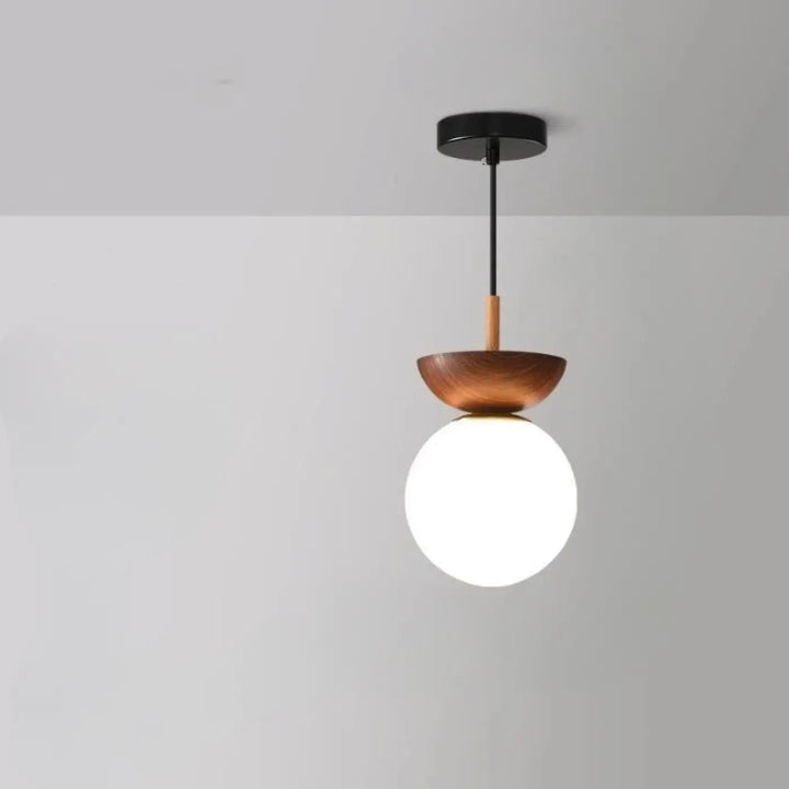 Suspension luminaire sinoa avec bol en bois ton chaud, verre opale et fixation noire style scandinave moderne