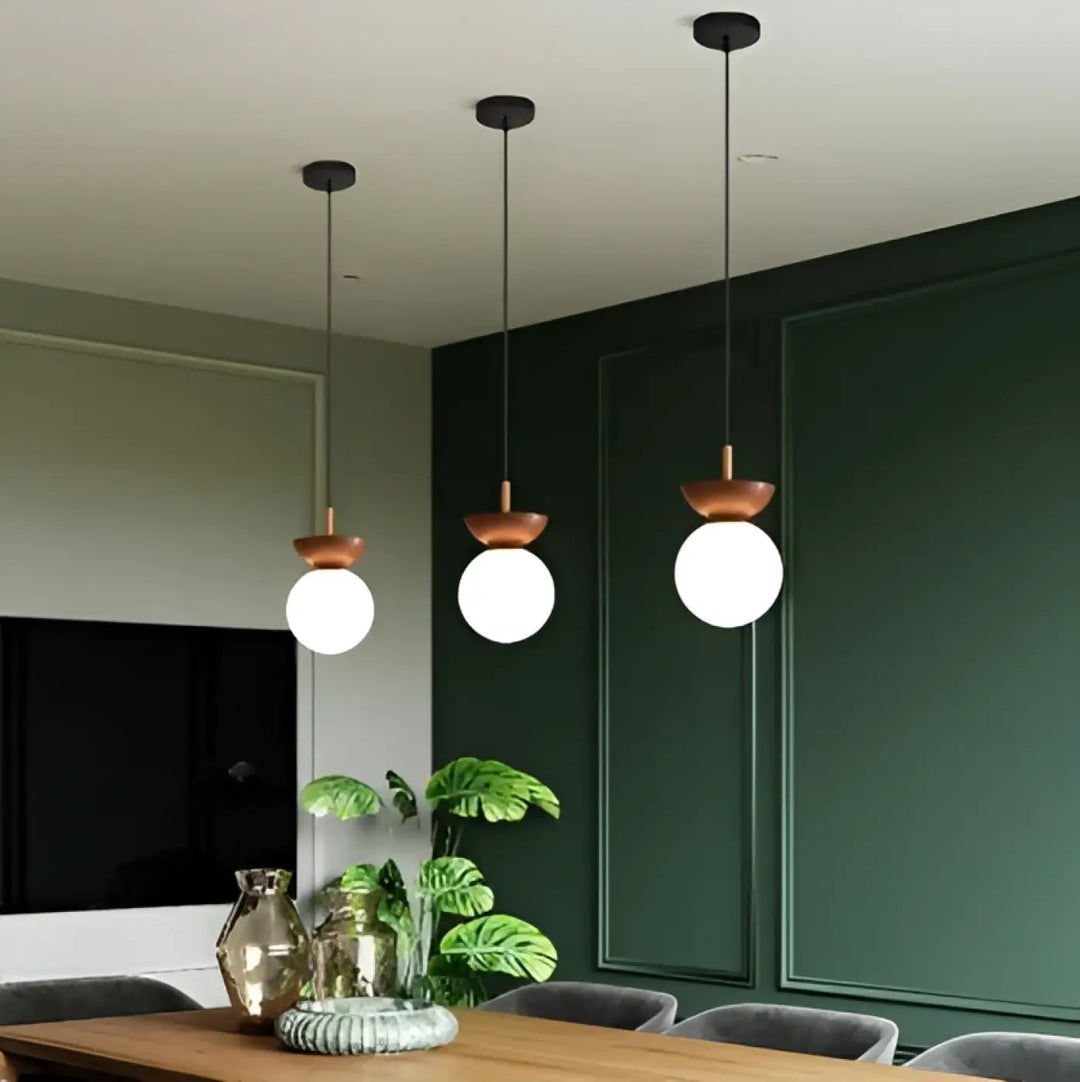 Suspension luminaire sinoa avec trois abat-jours en verre opale sphériques et finition en métal laiton style scandinave