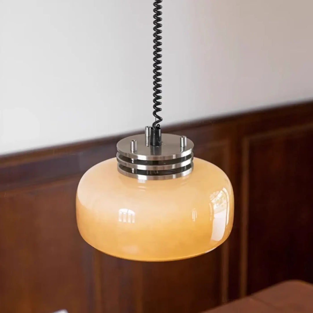 Suspension luminaire jani avec verre ambre chaud, fixation chrome et cordon noir enroulé, luminaire style vintage