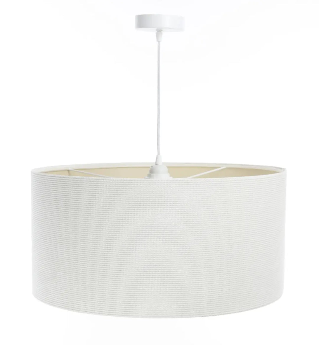 Suspension luminaire blanc crème avec abat-jour cylindrique en tissu blanc crème texturé et montage plafond assorti