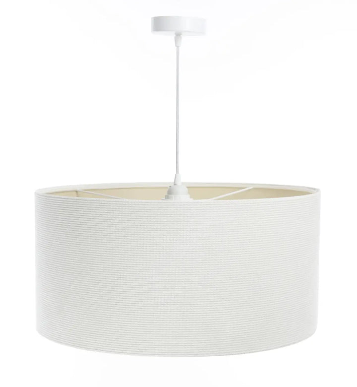 Suspension luminaire blanc crème avec abat-jour cylindrique en tissu blanc crème texturé et montage plafond assorti