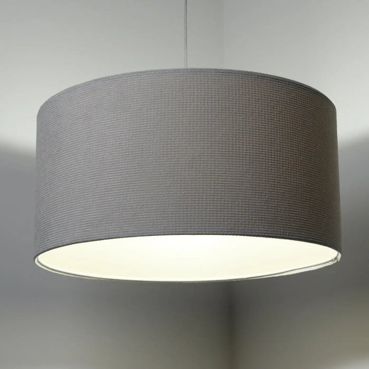 Suspension luminaire gris avec abat-jour en tissu blanc crème texturé et intérieur blanc éclatant