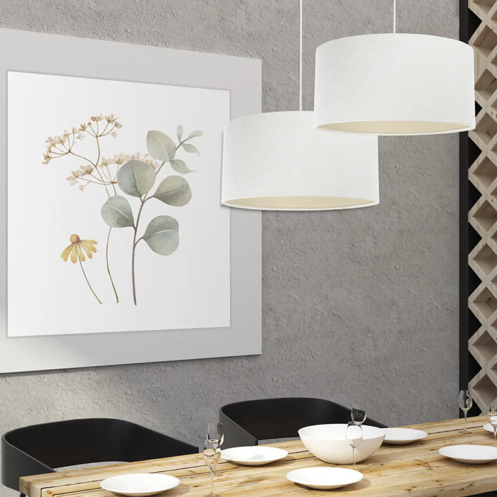 Suspension luminaire blanc crème avec tissu blanc crème et texture côtelée suspendue au-dessus d une table en bois