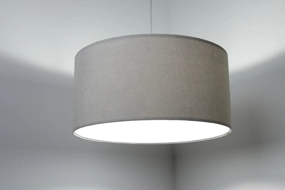 Suspension luminaire glamour structural velour en gris avec tissu blanc crème texturé et intérieur blanc