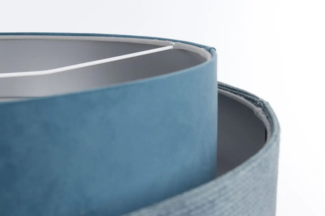 Suspension luminaire doblo classic avec abat-jour cylindrique en tissu bleu clair velours et intérieur gris avec coutures soignées