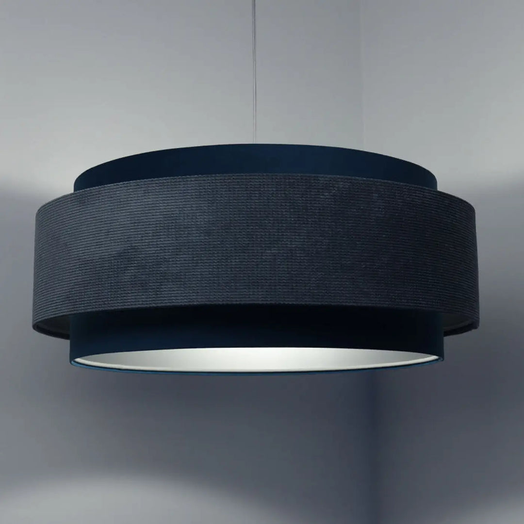 Suspension luminaire doblo classic en tissu bleu clair avec corps cylindrique texturé gris foncé et intérieur argent réfléchissant