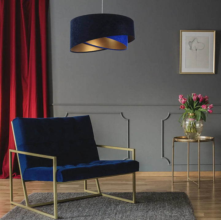Suspension luminaire galaxy velour 50 cm en tissu bleu marine avec structure metal dore et fauteuil en velours bleu marine