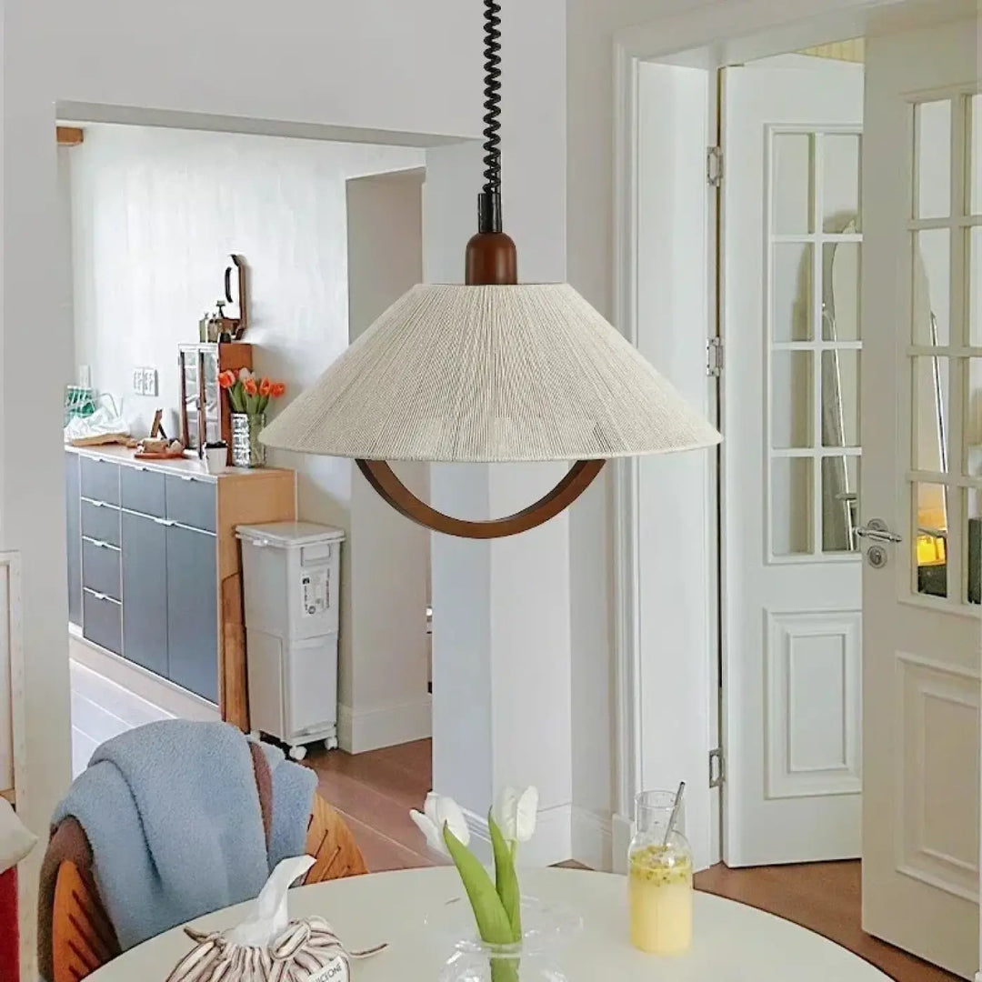 Suspension luminaire tissu avec détail bois courbé naturel