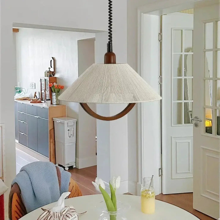 Suspension luminaire tissu avec détail bois courbé naturel