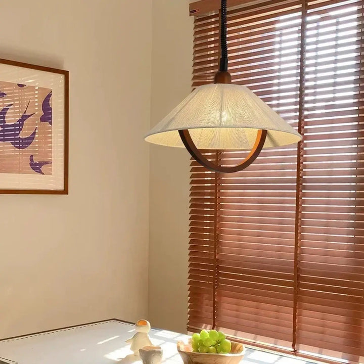 Suspension luminaire tissu avec détail bois courbé naturel