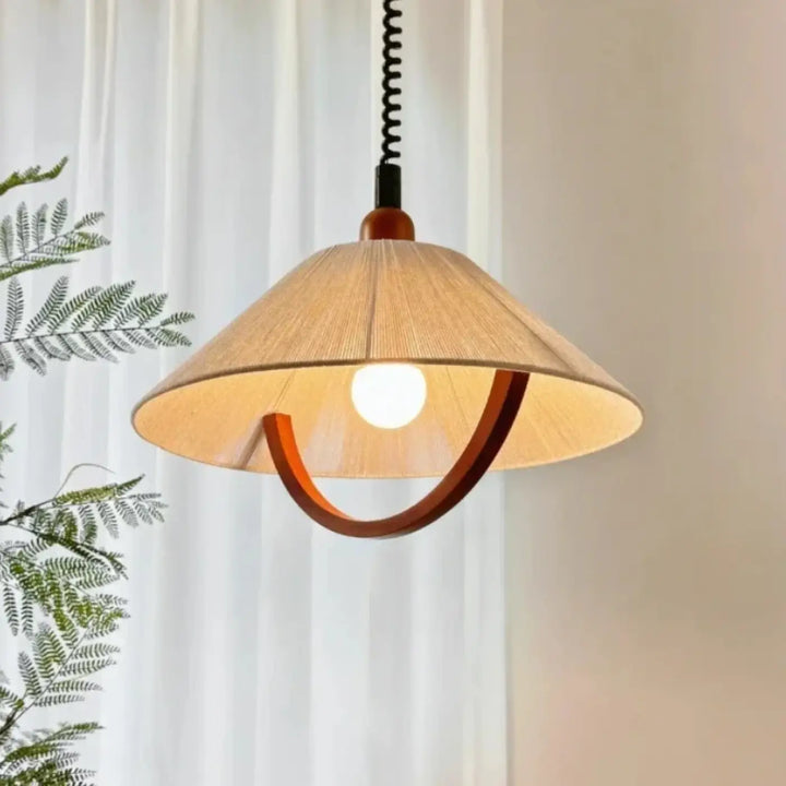 Suspension luminaire tissu avec détail bois courbé naturel