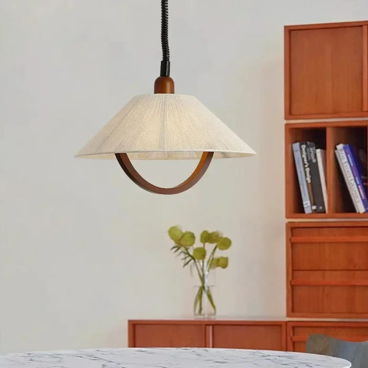 Suspension luminaire tissu avec détail bois courbé naturel