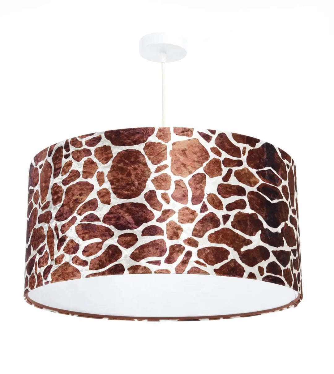 Suspension luminaire safari avec abat-jour cylindrique en tissu girafe marron et blanc suspendu par cordon blanc