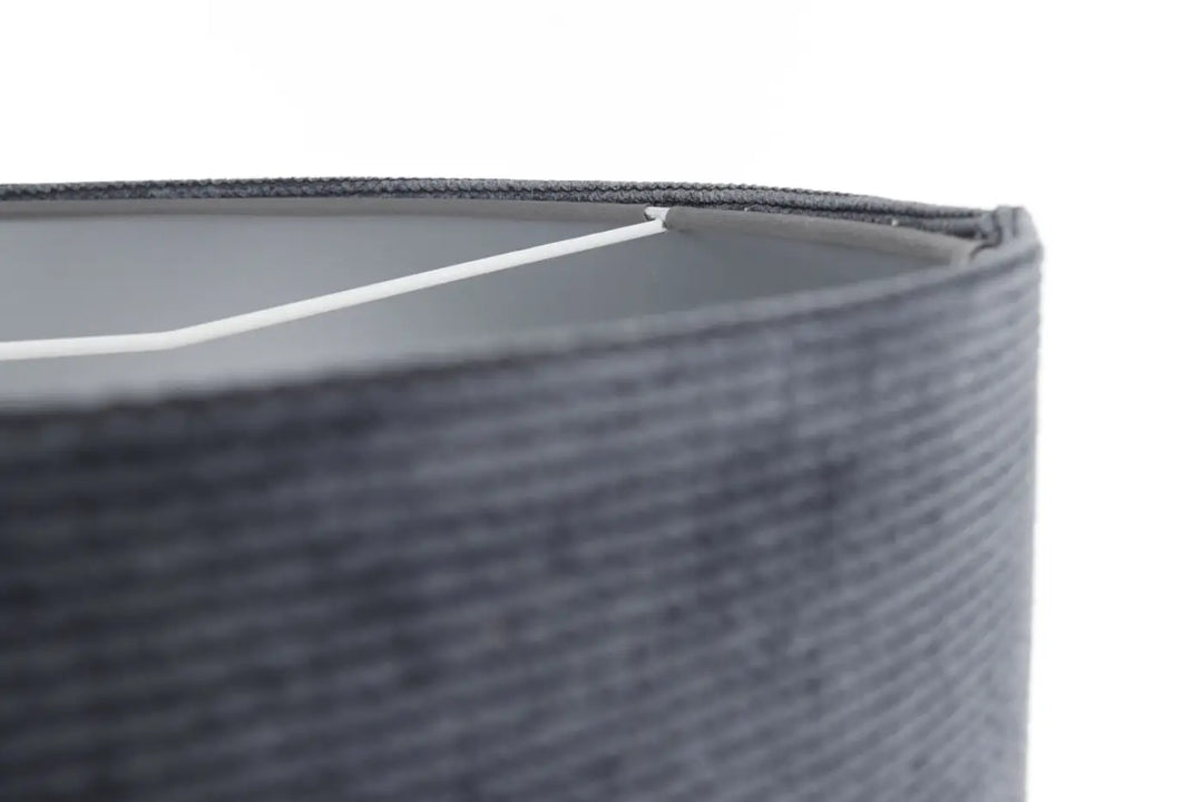 Suspension luminaire en tissu graphite gris avec motif tissé subtil et bordures cousues, idéal au-dessus d’une table