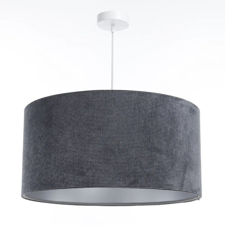 Suspension luminaire gris avec abat-jour en tissu graphite texturé au-dessus d’une table