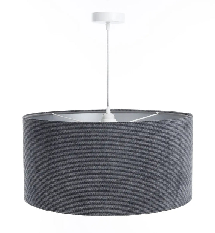Suspension luminaire en tissu graphite gris avec fixation de plafond blanche au-dessus d’une table