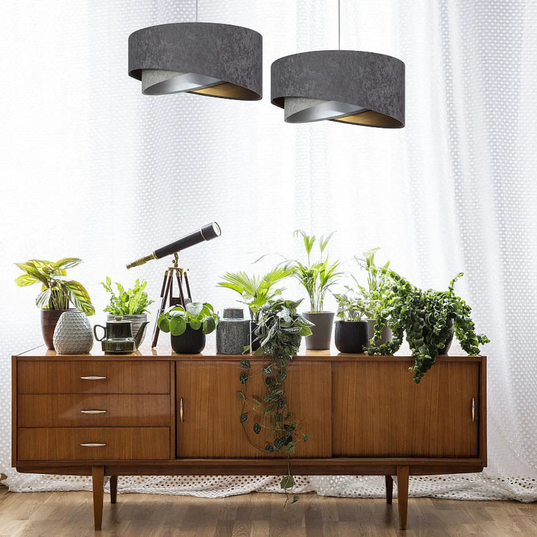 Deux suspensions luminaires galaxy velour 50 cm gris en tissu graphite avec intérieur argenté chic au-dessus d’un buffet en bois