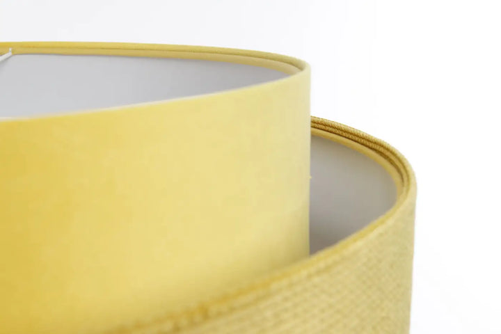 Suspension luminaire doblo classic avec abat-jour en tissu jaune blanc aux finitions texturées et coutures soignées