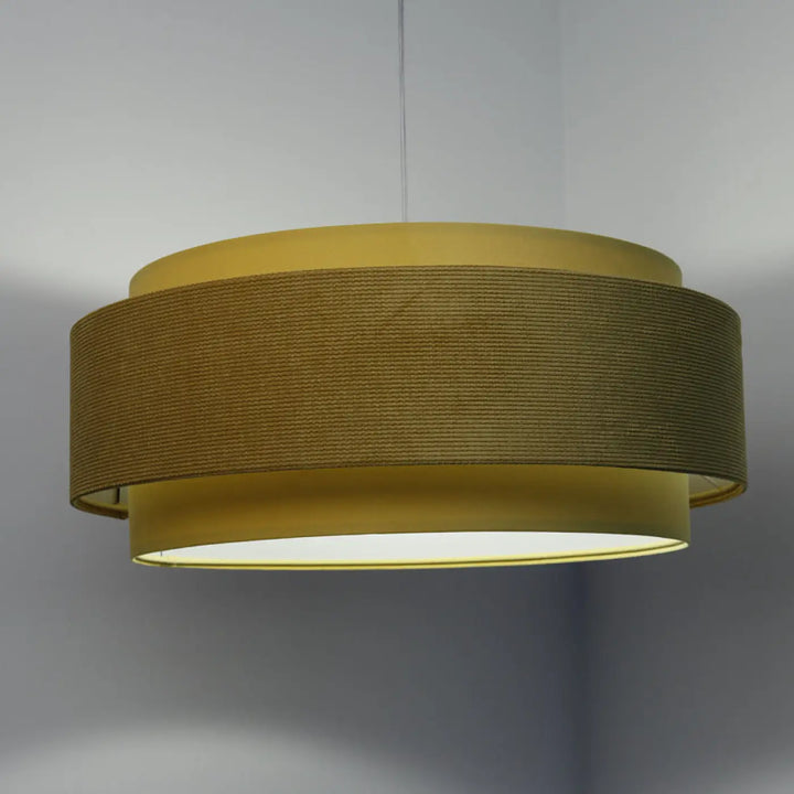Suspension luminaire doblo classic jaune avec tissu jaune et blanc aux finitions en matière tissée chaleureuse