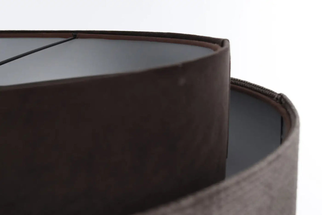 Suspension luminaire doblo classic en tissu marron avec finitions argent aux coutures visibles et finition mate