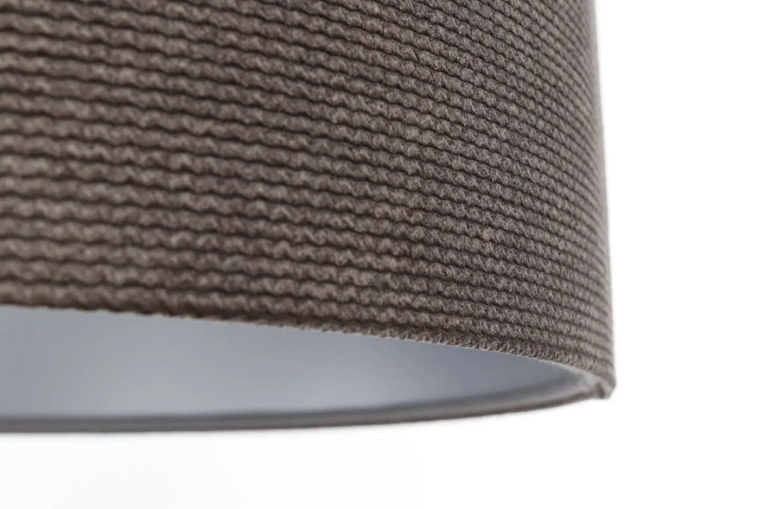 Suspension luminaire tissu marron glamour structural velour avec intérieur métallique lisse argent participe à créer une ambiance élégante