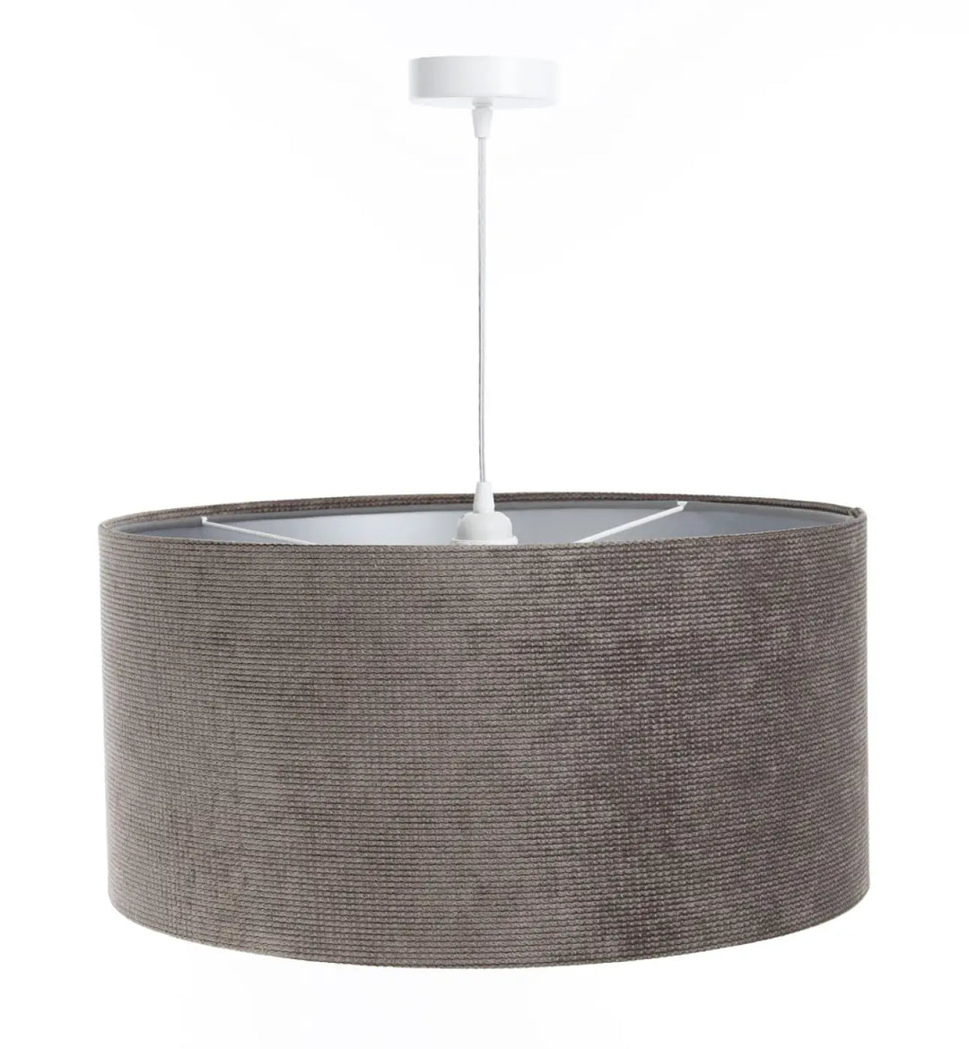 Suspension luminaire avec abat-jour drapeau en tissu marron gris participe à créer une ambiance élégante et moderne