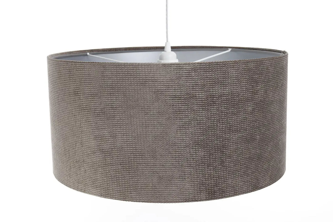 Suspension luminaire gris en tissu marron argent avec abat-jour cylindrique tissé qui participe à créer une ambiance raffinée