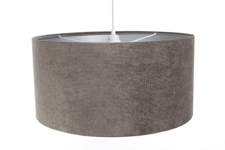 Suspension luminaire gris en tissu marron argent avec abat-jour cylindrique tissé qui participe à créer une ambiance raffinée