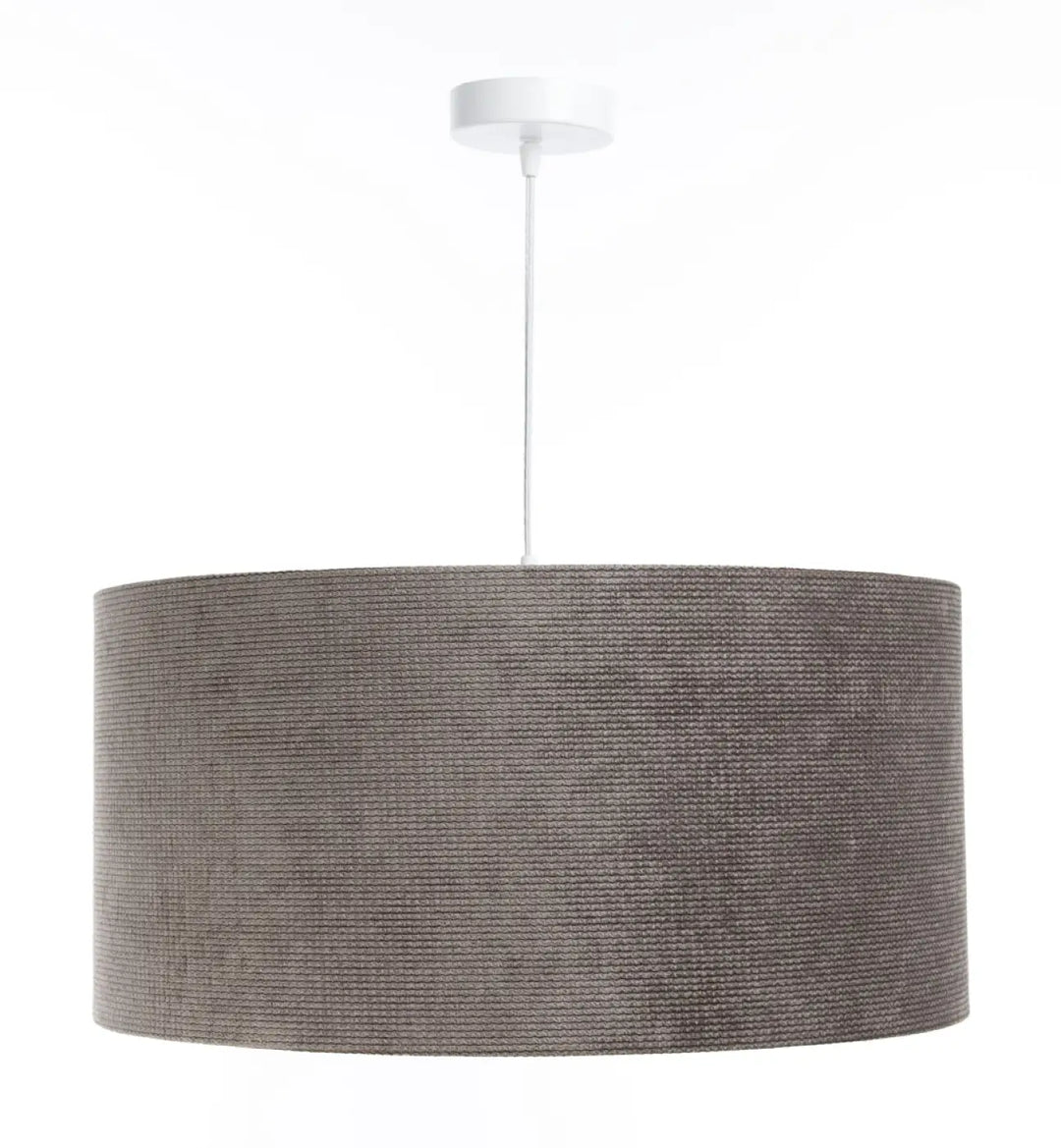 Suspension luminaire en tissu marron avec structure grise participe à créer une ambiance élégante et moderne