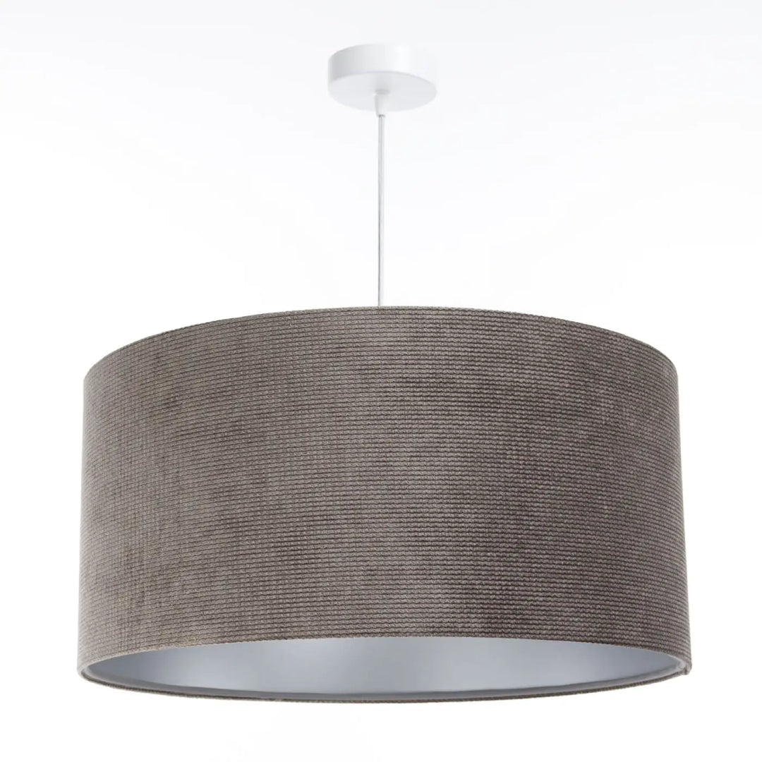 Suspension luminaire en tissu marron à texture grise avec fixation plafond blanc participe à créer une ambiance élégante