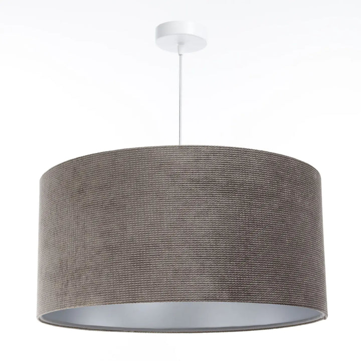 Suspension luminaire en tissu marron à texture grise avec fixation plafond blanc participe à créer une ambiance élégante