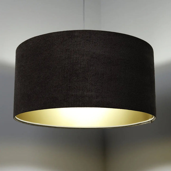 Suspension luminaire avec abat-jour cylindrique noir en tissu marron texturé et intérieur doré pour un style moderne chic