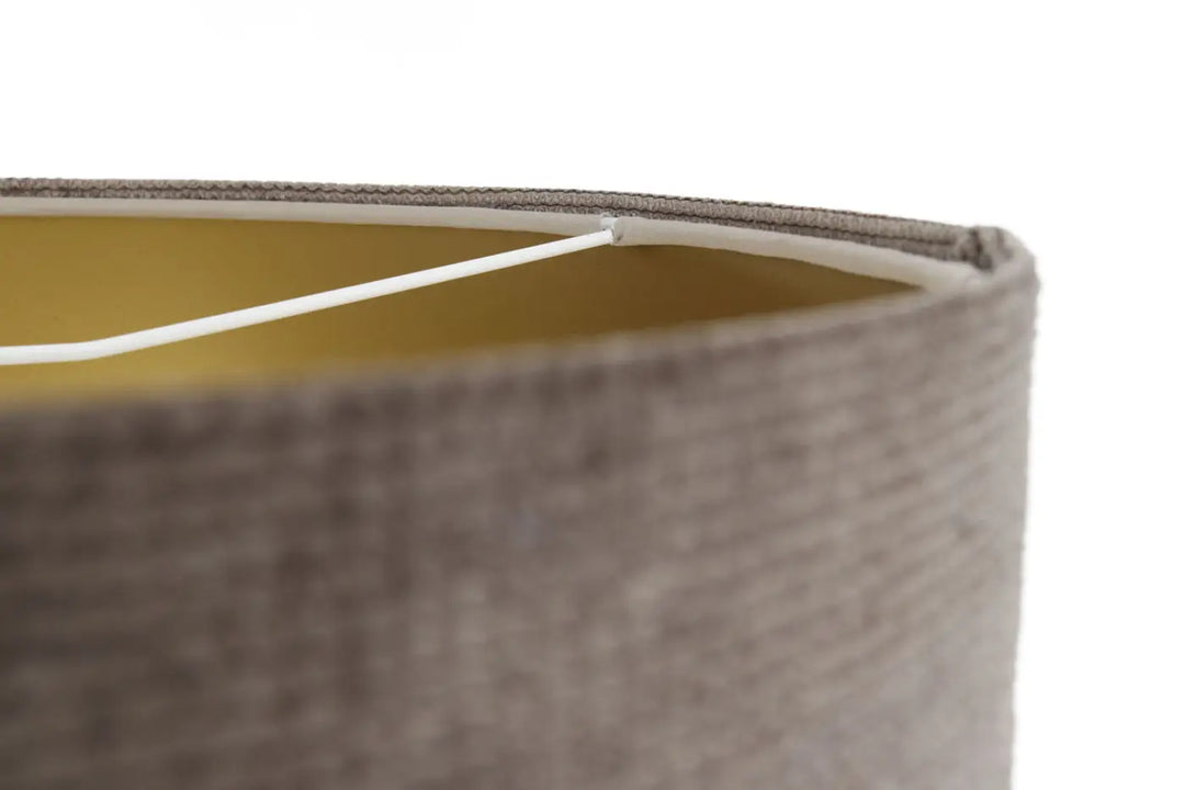 Suspension luminaire en tissu marron avec intérieur jaune et support blanc dans un style moderne chic