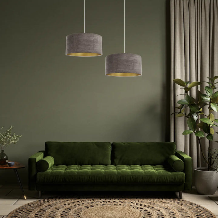 Canapé en velours capitonné vert foncé style moderne chic avec suspension luminaire tissu marron dore glamour structural velour