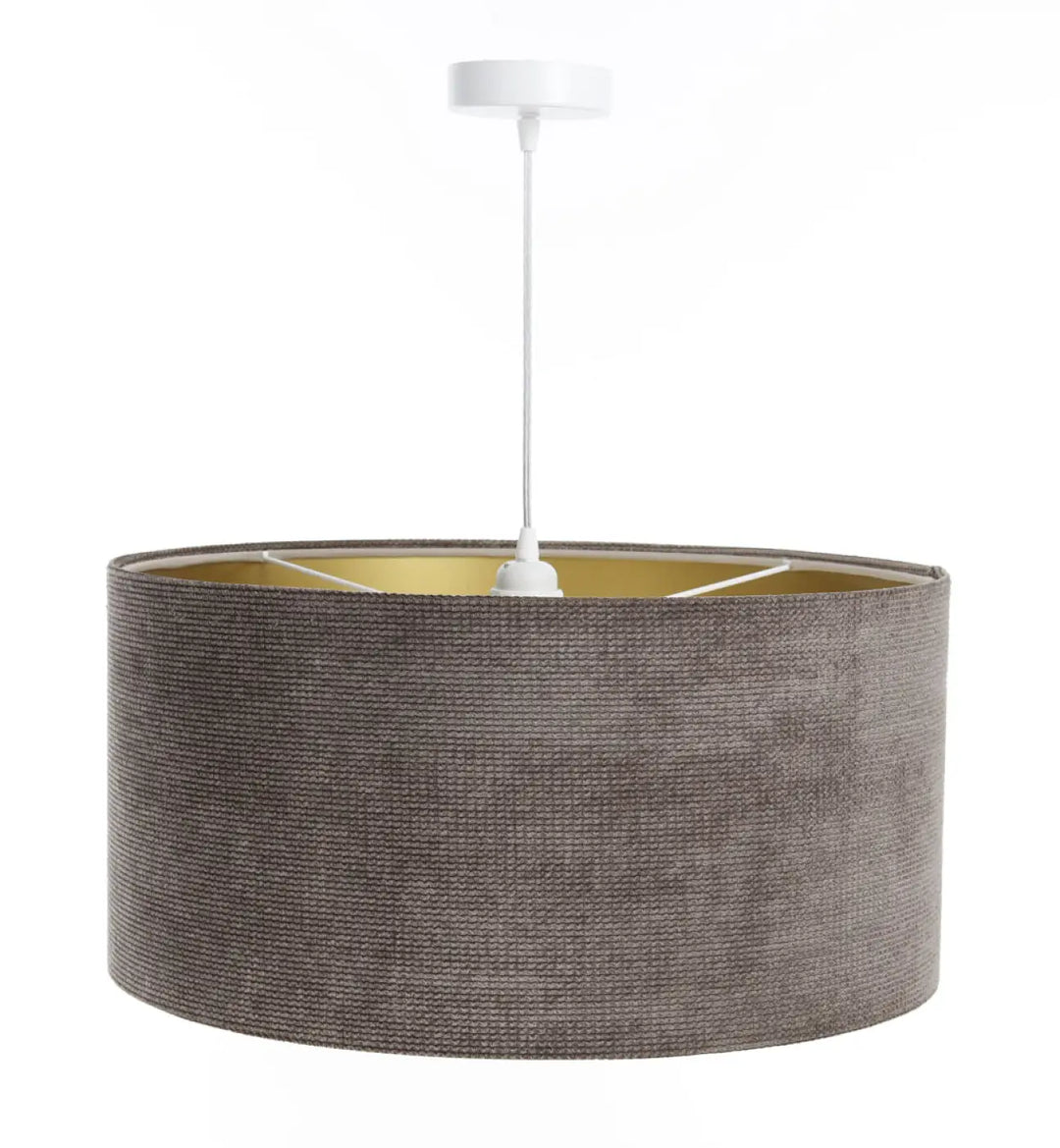 Suspension luminaire en tissu marron avec doublure dorée intérieur style moderne chic et fixation plafond blanche
