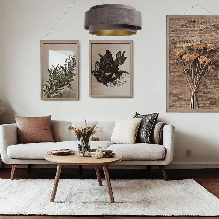 Suspension luminaire doblo classic avec tissu moka beige et pieds en bois sur canapé décoratif participe pleinement