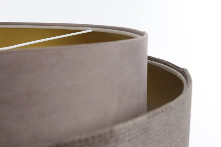 Suspension luminaire doblo classic avec abat-jour en tissu moka gris et intérieur doré participe pleinement à l’élégance