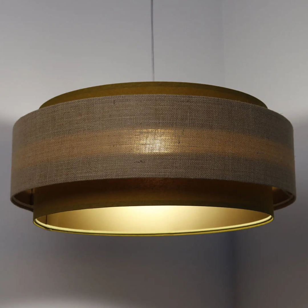 Suspension luminaire doblo classic avec abat-jour en tissu moutarde beige texturé et anneaux dorés style doré chic